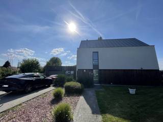 <p>BEN-woning met zonnepanelen, met uitstekende ligging in het landelijke Humbeek en omvattende: inkomhall met aparte wc, grote leefruimte met rechtstreekse toegang tot terras, volledig ingerichte keuken met bijhorende berging, logeerkamer/bureau met aparte wc en douchekamer (geschikt voor inwonend familielid of au pair) en dubbele garage. Eerste verdieping: een centrale nachthall met een aparte wc, een douchekamer, 3 slaapkamers (12m², 12m² en 11m²), waarvan één slaapkamer met privatieve badkamer en dressing. Zolderverdieping: één grote open ruimte die kan ingerichte worden als bureau of hobbykamer. EPC: A</p>