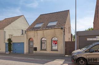 <p><span>9185 Wachtebeke - Lochristi VIERSCHAARSTRAAT 16</span></p><p><span>Woning met tal van mogelijkheden, een prachtig diepe tuin en mega veel opbergruimte. Momenteel 3 slaapkamers.</span></p><p><span> </span></p><p><span>Indeling</span></p><p><span>Op het gelijkvloers komt u binnen via de inkomhal. Vooraan bevindt zich een gezelllige zithoek verbonden met de open keuken die naar de tuinzijde van het huis overloopt in een eetplaats. Er is dus op het gelijkvloers een heel open grondplan.</span></p><p><span>Via de trap bereikt u de eerste verdieping. Naast de trap bevindt zich de toegang tot de frisse kelder, met een handige entresol die de opbergruimte verdubbelt!</span></p><p><span>Op de eerste verdieping zijn momenteel drie slaapkamers. Via een zolderluik in de hal is de ruime zolder bereikbaar, die nog bijkomende opslagmogelijkheden biedt.</span></p><p><span>Verder beschikt de woning over een praktische achterinkom met een wasplaats en een badkamer met bad en douche en een apart toilet op het gelijkvloers.</span></p><p><span>Een absolute troef is de grote, momenteel nog onbenutte ruimte boven het aanpalende werkhuis. Deze biedt tal van mogelijkheden, zoals het creëren van extra slaapkamers, een hobbyruimte, een bureau, mancave,... Het potentieel van deze woning ontdekt u pas echt tijdens een bezoek.</span></p><p><span>De woning ligt op een heel groot stuk grond, er is een terras en de tuin is 60 meter diep! Zicht op groen gegarandeerd!</span></p><p><span> </span></p><p><span>Troeven</span></p><p><span>Half open bebouwing</span></p><p><span>Tal van uitbreidings- en inrichtingsmogelijkheden binnen het bestaande volume.</span></p><p><span>Momenteel 3 slaapkamers, met mogelijkheid tot uitbreiding.</span></p><p><span>Praktische kelder met entresol, ruime zolder, aangebouwde werkruimte met zolderverdieping. Ruim voldoende bergruimte voor al uw spullen!</span></p><p><span>Prachtige tuin van 60 meter diep agrarisch gebied (woning in woongebieden).</span></p><p><span>Aanbouw uit 1992.</span></p><p><span>Vernieuwde ramen en schrijnwerk</span></p><p><span>Nieuwe gasketel: 2021 hoge rendementsketel</span></p><p><span> </span></p><p><span>Deze instapklare woning is klaar om de uw thuis te worden. Een thuis voor u en uw toekomst. Kom langs en ervaar de huiselijke sfeer, de grote bewoonbare oppervlakte en het prachtige zicht op de groene tuin. </span></p><p><span> </span></p><p><span>Interesse? Wij organiseren een </span><span>bezoekdag op zaterdag 01/08/2026 van 10h-11h.</span></p><p><span>Bel 0471/200.189 of mail bellina@maximm.be.</span></p><p><span>Let op: voor deze bezoekdag is op voorhand verwittigen/</span><span>inschrijven verplicht</span><span>!</span></p>