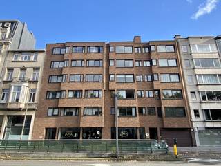 Centraal gelegen<strong> 2 slaapkamer appartement met terras</strong> en <strong>parkeerplaats</strong> nabij de Nationale Bank en de Vogelenmarkt. Het appartement werd in (2019) volledig gerenoveerd. <br /><br /><br /><strong>Indeling: </strong><br />Inkomhal met vestiaireruimte; woonkamer op parkettegel; keuken met bijkeuken; 2 ruime slaapkamers waarvan de grote met een terras; badkamer met mooie inloopdouche. <br />Ondergrondse kelder en parkeerplaats inclusief. <br /><br /><br /><br /><strong>Bijzonderheden:</strong>
<ul>
<li>EPC 133kwh/m - Label B.</li>
<li>Gemeenschappelijke fietsenberging.</li>
<li>CV op gas (recent vernieuwde ketel). Aansluitingen WM & DK. </li>
<li>Aanwezige verlichting inclusief.</li>
<li>Alg. onkosten: € 120,-/mnd. Provisie privatief waterverbruik € 30,-/mnd. </li>
<li>Beschikbaar op 1/1/2027.</li>
</ul>