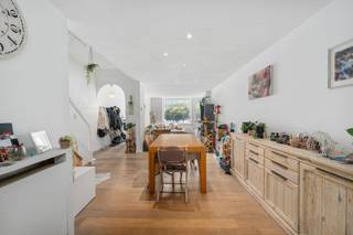 In de Groenestraat te Blankenberge, treffen we deze volledig instapklare en recentelijk gerenoveerde rijwoning aan. De woning is gelegen op wandelafstand van het centrum, winkels, openbaar vervoer, zeedijk, horeca en scholen.<br /><br />Men betreedt de woning via de inkomhal die rechtstreeks toegang geeft tot de aangename en opvallend lichtrijke woonkamer die voorzien is van een parketvloer en siermeubel. Aansluitend treffen we de geïnstalleerde keuken aan met kookeiland die voorzien is van alle hedendaags comfort (met uitzondering van een vaatwas, aansluiting is echter wel voorzien). In verbinding met de keuken bevindt zich nog een handige bijkeuken, berging, toilet, veranda en een aangename koer. <br /><br />Op de eerste verdieping situeren zich 3 ruime en aangename slaapkamers. Alsook bevindt zich op de 1ste verdieping een ruime badkamer met een groot ligbad, douchecabine, enkele wastafel en een toilet. <br /><br />De woning is voorzien van dubbele beglazing, dakisolatie, een conforme elektriciteitskeuring en centrale verwarming op aardgas door middel van een condensatieketel.<br /><br />Er is tevens een mogelijkheid om de voortuin aan te passen tot oprit (plaatsen van een wagen), mits aanvraag stedenbouwkundige vergunning.<br /><br />Aarzel niet en leg nu uw afspraak voor een bezichtiging vast! <br /><br />