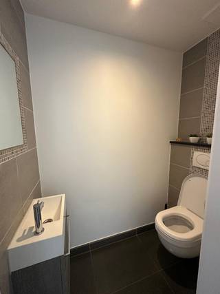 <p>Schrijf je in via volgende link voor het appartement: https://shorturl.at/RXsAC</p><p></p><p>In een <strong>moderne en goed onderhouden residentie</strong> bevindt zich dit <strong>aangename en ruime appartement</strong> met <strong>twee slaapkamers </strong>en <strong>garage</strong>. Het gebouw is uitgerust met een <strong>lift</strong> en geniet van een <strong>rustige, doodlopende ligging</strong> in Haaltert. Toch bevinden alle voorzieningen zich op wandelafstand, en zijn de belangrijkste invalswegen in slechts enkele minuten bereikbaar.<br /><br />Bij het binnenkomen tref je een <strong>inkomhal met gastentoilet</strong>, waarna je verdergaat naar de <strong>ruime, lichtrijke leefruimte</strong> met een <strong>prachtige, open en volledig uitgeruste keuken</strong>. Aansluitend bevindt zich een <strong>praktische berging/wasplaats</strong>. Via het <strong>grote schuifraam</strong> heb je toegang tot het <strong>gezellige, verlichte terras</strong>.<br /><br />Het appartement beschikt verder over <strong>twee volwaardige slaapkamers</strong> en een <strong>ruime badkamer met inloopdouche, ligbad, dubbele lavabo</strong> <strong>én een</strong> <strong>extra toilet.</strong><br /><br />Een <strong>ruime garage</strong> vervolledigt het appartement.<br /><br />De huurprijs bedraagt €1.160/maand (inclusief de gemeenschappelijke kosten).</p><p></p><p>Beschikbaarheid: bespreekbaar</p>