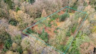 Uniek perceel met vergunde villa op toplocatie in het groenDroomt u van een exclusieve villa met maximale privacy, omgeven door natuur en toch vlot...