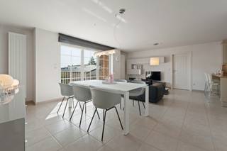 Het appartement dankt z’n EPC-score A aan: z’n gloednieuwe CV ketel, isolerende beglazing, zonnescreens en (vloer-, muur- & plafond)-isolatie.De...