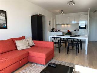 <p><span>Eén slaapkamer appartement met prachtig zicht op de Schelde!</span></p>
<p><span>Indeling:</span></p>
<p><span>Dit appartement is gelegen op de eerste verdieping van een recent gebouw met lift. Het situeert zich op het Eilandje in de nabijheid van openbaar vervoer, winkels en restaurants.</span></p>
<p><span>De zonnige leefruimte op mooie parketvloer met vloerverwarming geniet van enorm veel lichtinval. Aansluitend een gezellig terras waar men 's avonds rustig kan genieten van de ondergaande zon. </span></p>
<p><span>De open keuken is voorzien van alle moderne comfort en beschikt over een koelkast met vriesvak, keramische kookplaat met dampkap, combi-oven en vaatwasser.</span></p>
<p><span>Vanuit de slaapkamer heeft men eveneens een leuk zicht over de Schelde. De ensuite badkamer is voorzien van een inloopdouche en enkel lavabomeubel.</span></p>
<p><span>Verder beschikt het appartement over een apart toilet met handenwasser en berging met aansluiting voor wasmachine en droogkast.</span></p>
<p><span>Op het gelijkvloers is een gemeenschappelijke fietsenstalling voorzien.</span></p>
<p><span>Gemeenschappelijke lasten: 90 €/maand. Beschikbaar vanaf 1/5/2026 - Huurwaarborg: 3 maanden huur - Standaard huurovereenkomst (3-6-9 jaar)</span></p>