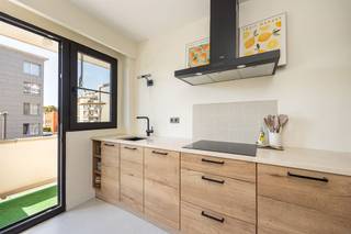 <p><span>Op zoek naar een licht, instapklaar appartement in een rustige buurt vlak bij het groen? Dit appartement van ca. 84 m² op de tweede verdieping heeft het allemaal: een ruime leefruimte, vernieuwde keuken, 2 volwaardige slaapkamers, een zonnig westgericht balkon én een garagebox die je optioneel kunt bijkopen. Het Te Boelaerpark ligt vlakbij en winkels en openbaar vervoer vind je in de buurt.</span></p><p><span>Licht, ruim en helemaal opgefrist</span></p><p><span>Met de trap of lift ga je naar de tweede verdieping van dit verzorgde appartementsgebouw. Je komt binnen in de inkomhal met videofoon en een handige ingemaakte vestiairekast. De mooie visgraatlaminaat die hier ligt, loopt verder door in de leefruimte en slaapkamers en geeft het appartement een warme, hedendaagse uitstraling.</span></p><p><span>De woonkamer is met z’n ca. 30 m² lekker ruim. Dankzij de grote ramen aan twee zijden valt er heel wat natuurlijk licht binnen en kijk je deels uit op de boomkruinen. Er is meer dan genoeg plaats voor een grote zithoek, eettafel én zelfs een thuisbureau. De authentieke schouw zorgt voor een extra charmant accent.</span></p><p><span>Aansluitend vind je de vernieuwde keuken met lichte houtlook kasten, natuurstenen werkblad en een toffe hexagontegel op de vloer. Ze is volledig uitgerust met inductiekookplaat, dampkap, grote koelkast en diepvries, oven, microgolf, vaatwasser en ingebouwde spoelbak. Vanuit de keuken stap je rechtstreeks het westgerichte balkon op: een fijne buitenplek met weinig inkijk, waar je een stoel neerzet voor een rustig moment in de zon.</span></p><p><span>Twee ruime slaapkamers en een praktische badkamer</span></p><p><span>Aan de andere kant van het appartement liggen de twee slaapkamers, allebei zuidgericht en afgewerkt met dezelfde visgraatlaminaat. De master bedroom is met z’n ca. 15 m² mooi ruim. De tweede kamer is eveneens een volwaardige slaapkamer, maar kan natuurlijk ook perfect dienstdoen als kinderkamer, dressing of bureau. Beide kamers zijn bereikbaar vanuit de centrale gang.</span></p><p><span>De betegelde badkamer heeft een ligbad en lavabo, en hier vind je ook de aansluiting voor je wasmachine. Het toilet met handenwasser is apart, altijd handig.</span></p><p><span>Nog een serieuze bonus: bij het appartement hoort de mogelijkheid om een ruime, afgesloten garagebox met oprit aan te kopen voor € 30.000.</span></p><p><span>Rustig wonen met het Te Boelaerpark vlakbij</span></p><p><span>Je woont hier in de Valkenputstraat, in een rustige woonbuurt in Borgerhout. Het Te Boelaerpark ligt vlakbij en is een heerlijke groene plek om te wandelen, sporten of gewoon van de zon te genieten. Het park combineert open grasvelden met een bosrijk deel en heeft onder meer een grote speeltuin en speelfontein.</span></p><p><span>Ook praktisch zit je hier goed: supermarkten en dagelijkse voorzieningen zijn dichtbij en voor je verplaatsingen heb je bussen in de buurt en een Velo-station op zo’n 500 meter.</span></p><p><span> </span></p>