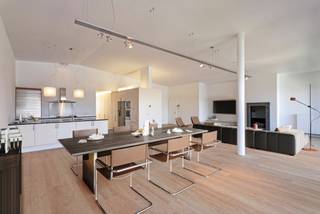 Wonen aan het water met prachtig zicht op de jachthaven, havenhuis en het MAS in een statig gebouw aan het Willemdok.De inkom met ingemaakt...