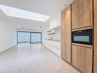 <p><span>BEZOEK? Bel 09/225.00.78 </span></p><p><span>Ontdek dit exclusieve </span><span>duplex nieuwbouwappartement,</span><span> ideaal gelegen in het hart van de stad. Deze stijlvolle woonst combineert </span><span>modern comfort</span><span> met een </span><span>energiezuinige BEN-afwerking</span><span> en </span><span>hoogwaardige materialen</span><span>.</span></p><p><span>Dankzij de combinatie van een </span><span>warmtepomp</span><span>, </span><span>zonnepanelen </span><span>en </span><span>vloerverwarming </span><span>geniet u van een duurzame en energiezuinige woonst met </span><span>bijzonder lage energiekosten</span><span>.</span></p><p><span>Een absolute troef is de gezellige </span><span>privatieve tuin</span><span> van 20 m², een zeldzaamheid in een stedelijke omgeving. Binnenin wordt u verwelkomd in een lichtrijke leefruimte (32 m²) met een volledig uitgeruste open keuken, voorzien van kwalitatieve AEG-toestellen. Het appartement beschikt over drie volwaardige slaapkamers (13, 12 en 10 m²), ideaal voor gezinnen, een thuisbureau of hobbyruimte. De badkamer is uitgerust met een inloopdouche, dubbele wastafel en toilet.</span></p><p><span>Doorheen het volledige appartement zijn </span><span>maatwerkkasten </span><span>voorzien, wat zorgt voor extra opbergruimte en een strak, afgewerkt interieur.</span></p><p><span>Het appartement maakt deel uit van een </span><span>kleinschalige residentie</span><span> met slechts vier units, wat garant staat voor een rustige woonomgeving zonder syndickosten.</span></p><p><span>Extra troeven zijn de ruime berging met aansluiting voor wasmachine en een praktische fietsenstalling.</span></p><p><span>Kortom, een ideale opportuniteit voor wie op zoek is naar comfortabel en energiezuinig wonen in een kwalitatief en kleinschalig project, midden in de stad!</span></p>