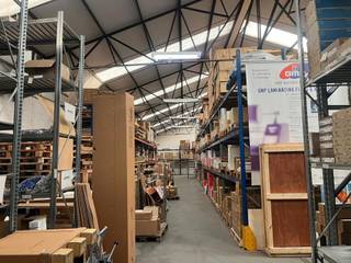 In Evere, op een strategische locatie nabij belangrijke invalswegen, bieden wij dit veelzijdig bedrijfsgebouw aan via aandelenoverdracht. Het...