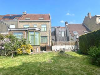 Charmante STADSWONING met TUIN & GARAGE gelegen op wandelafstand van het historische centrum van Brugge en met alle voorzieningen binnen...