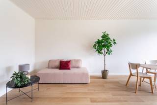 Dit verzorgde appartement bevindt zich op de tweede verdieping van een goed onderhouden, kleinschalig gebouw met 6 units (zonder lift). Het ligt...