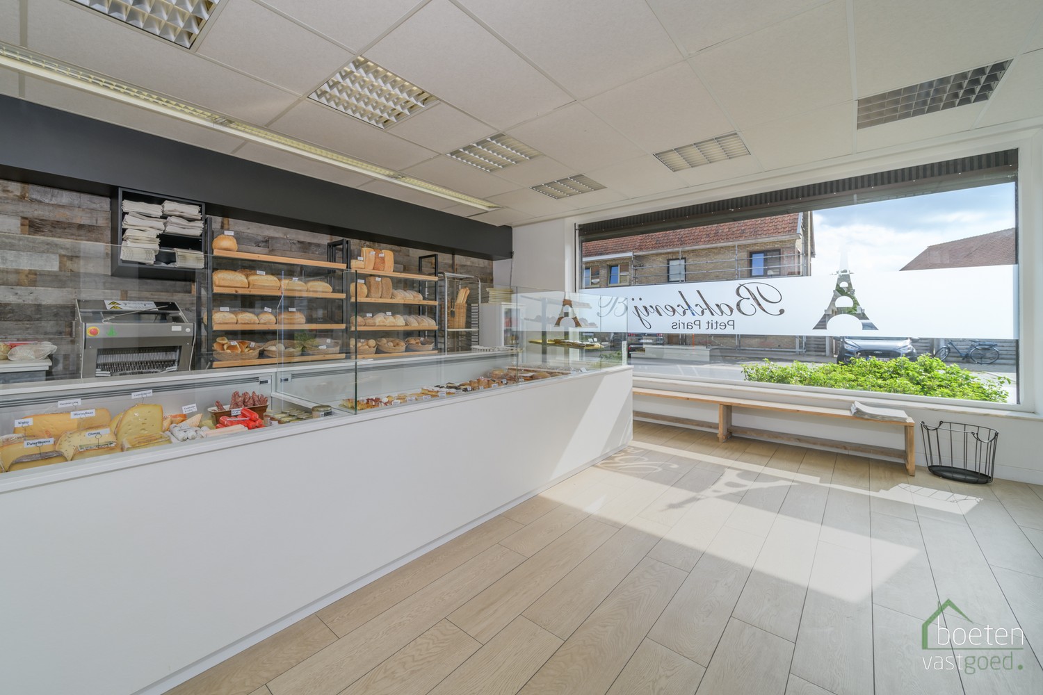 VEURNE: Verkoop van de gekende zaak bakkerij Petit Paris, bestaande uit een gerenoveerde handelsruimte met eveneens (grotendeels) gerenoveerd woongedeelte. - foto 5