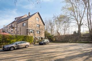 <p><strong>Charming triplex apartment with great potential in the Stockel area</strong></p><p>Located in the highly desirable Stockel neighbourhood, within walking distance of public transport (tram 39 and metro) as well as the many shops of Stockel, as well as Delhaize and Carrefour Kraainem, this charming triplex house of approximately 150 m² offers an excellent opportunity to renovate according to your own taste.</p><p>The property features pleasant volumes, a practical layout and significant potential. It is perfect for a home-based professional activity (with the possibility of an office on the ground floor), for full office use, or for those looking to personalise a home in a prime location.<br /><br />It concerns a small co-ownership consisting of only two apartments, without costs (no property manager, no common charges).</p><p><strong>Layout:</strong></p><p><strong>Ground floor:</strong></p><ul><li><p>Entrance hall (±11 m²)</p></li><li><p>Separate toilet</p></li><li><p>Office / multipurpose space (±16 m²)</p></li></ul><p><strong>First floor:</strong></p><ul><li><p>Spacious and bright living and dining area with open-plan kitchen (±40 m²)</p></li><li><p>Second office or hobby room (±8 m²)</p></li></ul><p><strong>Second floor:</strong></p><ul><li><p>Two large bedrooms (±20 m² and ±18 m²)</p></li><li><p>Bathroom (±6 m²)</p></li><li><p>Laundry room / shower room (±4 m²)</p></li><li><p>Separate toilet</p></li></ul><p><strong>Attic:</strong></p><ul><li><p>Practical storage space (±30 m²)</p></li></ul><p><strong>Additional features:</strong></p><ul><li><p>Private outdoor parking space</p></li><li><p>Generous volumes and flexible layout</p></li><li><p>Ideal for combining living and working</p></li><li><p>Quiet location at the end of a cul-de-sac (Meiklokjeslaan), where children can safely play</p></li></ul><p>Although the property does not have a garden or terrace, it benefits from a family-friendly environment.</p><p><strong>In summary:</strong> an excellent opportunity in a sought-after area, ideal for investors, self-employed professionals, or families looking for a property with strong potential.</p><p><strong>Interested?</strong> Contact us for more information or to arrange a viewing!</p>