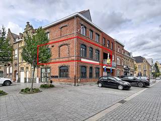 <h1><span>Gerenoveerd appartement op de 2e verdieping in centrum Ieper vlakbij openbaar vervoer</span></h1><h1><span> </span></h1><h1><span>Het appartement is als volgt ingedeeld:</span></h1><h1><span>inkom, berging, apart toilet, leefruimte me open keuken, zuidwest terras vooraan en slaapkamer met aansluitende badkamer voorzien van inloopdouche en lavabomeubel.</span></h1><h1><span> </span></h1><h1><span>Wenst u een bezoek in te plannen?</span></h1><h1><span>Maak dan hier uw huurdersprofiel aan voor dit pand:</span></h1><h1><span><span>https://clee.be/nl/app/kandidaat-stellen/0476526158/a4e90444-978a-f111-b337-6045bd8bc913</span></span><span> </span></h1>