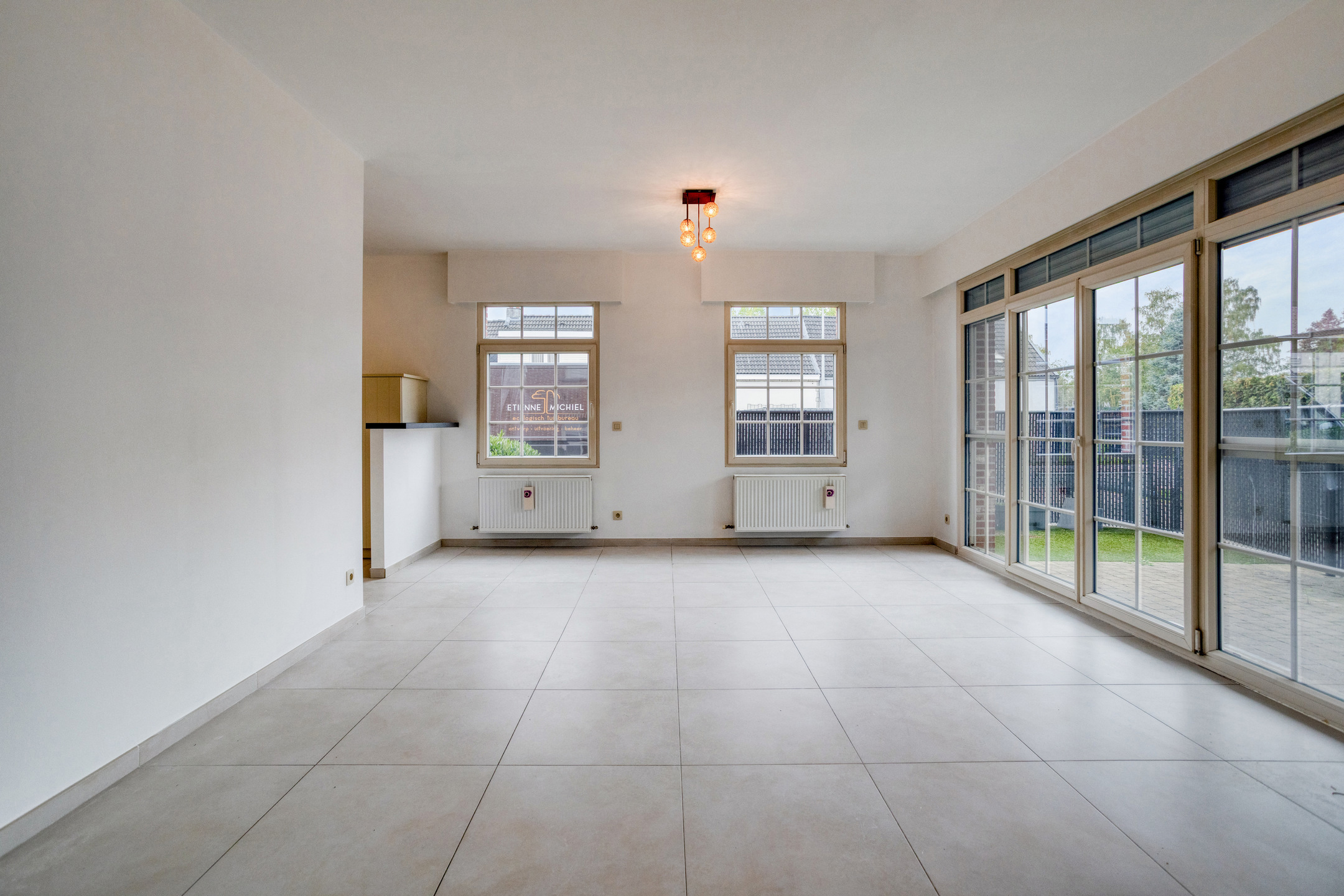 Gelijkvloers appartement met 2 slaapkamers, garage en tuin. - foto 4