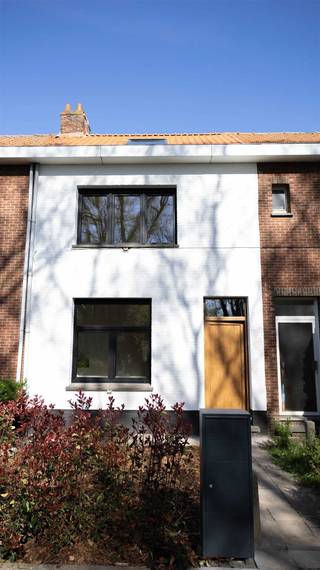 Gezellige thuis te koop in een rustige wijk te Stabroek<br /><br />Deze volledig gerenoveerde woning met 2 à 3 slaapkamers biedt jou de kans om echt thuis te komen. Enerzijds is er een goede verbinding naar Antwerpen en is het vlakbij het centrum en de winkels gelegen en anderzijds kan je in alle rust genieten van het groen en de fluitende vogels. <br /><br />Beneden kom je terecht in een authentieke inkomhal die toegang geeft tot een gezellige living. Er is een apart bureau aanwezig op het gelijkvloers dat ook kan gebruikt worden als speelkamer of als praktijkruimte. Verder is er ook een gastentoilet. De open ruimte biedt plaats aan een leuke eethoek met zicht en toegang op de grote tuin en de ruime, volledig ingerichte keuken. De keuken geeft toegang tot het heerlijk zonnige terras. <br /><br />De authentieke houten trap leidt je naar een ruime slaapkamer, de warm ingerichte badkamer (met badkamermeubel, toilet en inloopdouche) en een kleinere slaapkamer die perfect dienst kan doen als babykamer of dressing. Via de spiltrap kom je terecht in een ruime slaapkamer met veel lichtinval dankzij 2 grote veluxen. <br /><br />Tenslotte is er ook een kelder aanwezig.<br /><br />Je kan rekenen op een lage energiefactuur dankzij de hoge isolatie in zowel dak, muren als vloeren en dankzij de vloerverwarming en het hoogrendementsglas in de gloednieuwe ramen. <br /><br />Ben je benieuwd naar meer?<br /><br />Voor een bezichtiging, laat even een seintje via stef@white-raven.be of 0494 63 35 41.<br />
