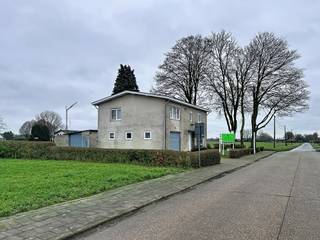 Op een uitzonderlijk gelegen perceel van 1360m², pal naast uitgestrekt agrarisch gebied, bevindt zich deze unieke renovatiewoning in open...
