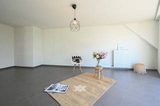 Dit instapklare duplexappartement met een bewoonbare oppervlakte van ca. 92 m² is gelegen op de vierde verdieping van residentie Grimbeert, midden in het bruisende centrum van Deinze. <br /><br />Bij het betreden van het appartement komt u terecht in de inkomhal met een apart gastentoilet en een bergruimte. De inkomhal geeft toegang tot de bijzonder lichtrijke leefruimte met een gezellige eet- en zithoek, die dankzij de grote raampartijen geniet van een aangename natuurlijke lichtinval. De open keuken sluit naadloos aan op de leefruimte. Aansluitend op de keuken bevindt zich een tweede berging. Vanuit de leefruimte heeft u toegang tot beide zuidwestgerichte terrassen met een totale oppervlakte van liefst 18,80 m², uitkijkend over de Tolpoortstraat. Via de trap bereikt u de bovenverdieping, waar de nachthal toegang biedt tot twee volwaardige slaapkamers en de badkamer, uitgerust met een enkele wastafel, een inloopdouche en een tweede toilet. <br /><br />In de ondergrondse verdieping is er een kelderberging aanwezig, inbegrepen in de prijs. Daarnaast is er ook nog een ondergrondse autostaanplaats aanwezig die verplicht dient aangekocht te worden voor de prijs van 28.500 euro. <br />CV op aardgas / EPC 124 (B) / EK conform <br />Benieuwd? Een afspraak kan via sarie@landbergh.be of 09 278 78 79.