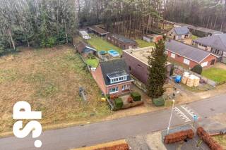 Te renoveren woonst in centrum Vorselaar.<br />Deze woning is uitstekend gelegen dankzij zijn toegankelijkheid vooraan én achteraan het perceel waardoor er een vlotte verbinding is naar de garage en bijhorende opslagplaats.<br /><br />Indeling: inkomhal, ruime en lichtrijke leefruimte, keuken, veranda (met ruimte voor een houtkachel) en een gastentoilet.<br />Op de eerste verdieping treffen we twee grote slaapkamers en een grotendeels gerenoveerde badkamer met wasaansluitingen.<br />Buiten treffen we een mooi onderhouden tuin met achteraan een ruime opslag én garage die tevens langs een achterliggende weg vlot bereikbaar is.<br /><br />Wenst u graag deze woning te bezoeken? Contacteer IMMO SP op het nummer 014/51.95.00 of via caro@immosp.be
