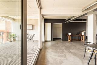 <p><strong>Loft met 2 slaapkamers en mega terras in Zurenborg</strong></p>
<p>Welkom in het bruisende hart van Zurenborg, waar karakter en comfort samenkomen in deze unieke loft op de derde verdieping van een voormalig pakhuis. Zurenborg maakt plaats voor unieke bezienswaardigheden, prachtige architecturale wandelingen en openbaar vervoer op wandelafstand.</p>
<p>Originele elementen zoals de goederenlift, de zichtbare balkenstructuur en het ruwe beton geven deze woning een industriële charme met een warme, moderne twist.</p>
<p>De leefruimte, eetruimte en de indrukwekkend ruime keuken vormen één open geheel, met overvloedig daglicht dankzij de hoge plafonds en royale raampartijen. De XXL keuken vormt het kloppend hart van het appartement en is uitgerust met alle hedendaagse toestellen. Achter de keuken schuilt een uitzonderlijk grote bergruimte.</p>
<p>Verder beschikt de loft over twee volwaardige slaapkamers en een stijlvolle badkamer met zowel een ligbad als een douche en een dubbele wastafel.</p>
<p>Aan de leefruimte grenst een riant ZW-terras waar je in alle rust van de zon kunt genieten.</p>
<p>In de kelder bevinden zich twee privatieve bergingen die inbegrepen zijn in de prijs. <br />Er is een cascade-parkeerplaats te koop aan €65.000.</p>
<p>Handig voor de citylover, er is tevens een aparte fietsenberging voorzien.</p>
<p>Doorheen het appartement vinden we inbouwkasten terug, alsook verlichting op maat van het appartement.<br /><br />De boiler en de vaatwas werd recent vernieuwd!</p>
<p>Een zeldzame kans om te wonen in een loft met karakter, comfort en een topligging in Antwerpen. <br />Contacteer LISTED voor een bezoek: +32 3 283 51 51.</p>