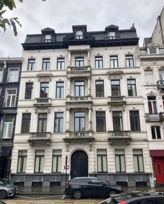 Magnifique immeuble de caractère d'une surface de +/- 4.400 m² répartis sur 6 niveaux avec 12 emplacements de parking. Idéalement situé dans le centre-ville de Bruxelles entre la place De Brouckère et Rogier. Nombreuses facilités dans les environs immédiats (commerces, bars, restaurants, hôtels, fitness, parking) et facilement accessible en transports en communs.<br /><br />Le bâtiment se compose comme suit:<br />-Rez-de-chaussée : 5 grandes salles de bureau/réunion, atrium, cuisine, 2 débarras, 3 garages pour un total de 12 places de parking (1 garage de 2 places transformé en local à vélos + 1 garage de 2 places + 1 garage de 8 places), WC (M/V/PBM).<br />-Sous-sols : 5 caves, 1 vestiaire, 2 salles de douche, 4 grandes pièces.<br />-1er étage : 4 pièces, WC, grande pièce aux murs amovibles.<br />-2ème étage : 10 pièces, WC, grande pièce aux murs amovibles.<br />-3ème étage : 6 pièces, WC, grande pièce aux murs amovibles.<br />-4ème étage : 5 pièces, WC, grande pièce aux murs amovibles, cuisine.<br />-5ème étage : grande salle aux murs amovibles, 2 salles, WC, mezzanine (grande salle de réunion).<br /><br />Le bâtiment comprend les installations techniques suivantes<br />- 2 ascenseurs<br />- ventilation à double flux<br />- climatisation (uniquement côté Saint-Pierre)<br />- Système Somati<br />- adoucisseur d'eau<br />- système de badge pour l'ouverture des portes<br />- groupe électrogène DIESEL<br /><br />Le bâtiment sera occupé par le CPAS de la Ville de Bruxelles jusqu'au 31/12/2026.<br />