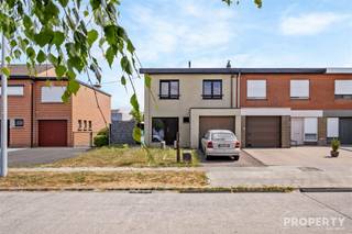 <p>Welkom in de Kollegelaan 45 te Harelbeke, een halfopen woning met een praktische indeling, conforme elektriciteit en een aangename ligging op korte afstand van De Gavers. Deze woning vormt een interessante opportuniteit voor wie op zoek is naar een solide woning met 3 slaapkamers, garage en een goede basis om verder naar eigen smaak in te richten.</p><p>Bij het betreden van de woning ontdekt u een functionele woonst met heel wat mogelijkheden. De woning beschikt over 3 slaapkamers, 1 badkamer en 2 toiletten, waardoor ze een praktische indeling biedt voor gezinnen, starters of kopers die graag voldoende ruimte wensen.</p><p>De ligging is zonder twijfel een grote meerwaarde. De woning bevindt zich in een aangename woonomgeving in Harelbeke, vlak bij De Gavers, waar u kan genieten van natuur, wandelmogelijkheden en ontspanning. Tegelijk blijft u vlot verbonden met het centrum, winkels, scholen, openbaar vervoer en belangrijke invalswegen.</p><p>Troeven: elektriciteit conform, gunstig EPC-label, garage en uiteraard de locatie!</p><p>Voor meer info of een bezoek mail naar info@property-vastgoed.be of bel 056 96 08 00.</p>