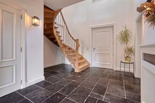 <h3><span>Ruimte, rust en eindeloze mogelijkheden</span></h3><p><span>Op zoek naar een woning die écht iets extra biedt? Deze perfect onderhouden villa combineert ca. 360 m² woonoppervlakte met een prachtig zuidwest georiënteerd perceel van 1.803 m². Een ruime, lichtrijke woning met vier slaapkamers, twee badkamers en een uitzonderlijk polyvalent bijgebouw.</span></p><p><span>De woning biedt alle comfort en ruimte voor een groot gezin. De aangename leefruimte kijkt uit over de tuin en sluit aan op een afzonderlijk bureau. Verder zijn er een volledig uitgeruste landelijke keuken, praktische wasplaats, bergruimte en badkamer. Op de verdieping bevinden zich drie ruime slaapkamers, een masterbedroom met dressing en een tweede badkamer. De ruime zolder biedt bovendien mogelijkheden als extra slaapkamer, hobbyruimte of mancave.</span></p><p><span>De absolute troef is het ruime bijgebouw, dat volledig werd ingericht en tal van mogelijkheden biedt. Denk aan een magazijn, kantoor, showroom, atelier, praktijkruimte, stockageruimte of kangoeroe-/zorgwoning. Ideaal dus voor wie wonen en werken wil combineren.</span></p><p><span>Ook buiten is het genieten: een prachtig aangelegde en onderhoudsvriendelijke tuin met terras, veel privacy en een optimale zuidwestelijke oriëntatie.</span></p><p><span>Gelegen aan de rand van de gegeerde Bloemenwijk, nabij scholen, winkels en belangrijke in- en uitvalswegen.</span></p><p><span>Een uitzonderlijk eigendom voor wie ruimte, kwaliteit én mogelijkheden zoekt.</span></p>