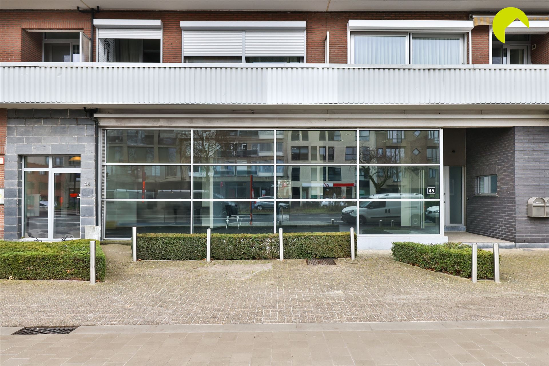 Commercieel gelijkvloers met appartement op A-locatie - foto 3