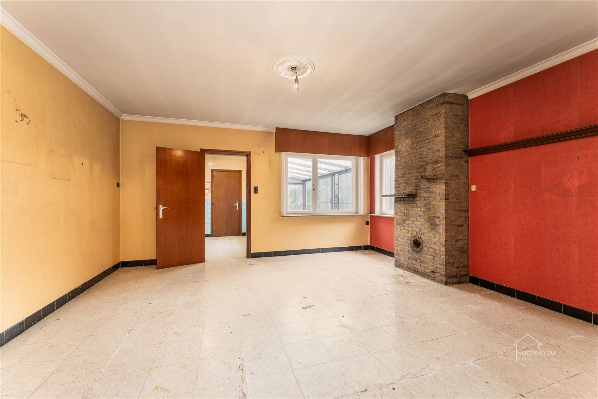 Spacieuse maison mitoyenne avec potentiel sur le village ! - photo 4