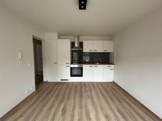 <p>Dit <strong>volledig gerenoveerde appartement</strong> biedt een moderne en frisse afwerking en is volledig instapklaar. Dankzij de aangename leefruimte en praktische indeling is dit een ideale woonst voor wie op zoek is naar <strong>comfort</strong>.</p><p>Het appartement omvat een ruime en lichtrijke leefruimte met volledig ingerichte open keuken, voorzien van de nodige toestellen. Verder beschikt het appartement over een<strong> ruime slaapkamer</strong>, een moderne badkamer met lavabo en inloopdouche en een apart toilet.</p><p>Bijhorend is er eveneens een <strong>privatieve kelderberging</strong>, ideaal voor extra opslagruimte.</p><p>Meer informatie of een bezoek ter plaatse?<br />Verhuur@connect-immo.be of 0470 59 65 44</p><p>Huurprijs: €960 + €75 voorschot gemeenschappelijke kosten + water en elektriciteit privatief.<br />Onmiddellijk beschikbaar!</p>