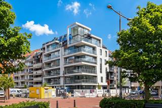 <p>Prachtig nieuwbouw appartement met 2 slaapkamers gelegen op de gelijkvloerse verdieping gelegen aan het Verzetsplein.<br />Indeling: inkomhall met gastentoilet en vestiaire. Lichtrijke en ruime leefruimte bestaande uit een open keuken, eetplaats en salon met toegang tot het zuidwestgerichte terras. Berging met aansluiting voor wasmachine en droogkast. Twee volwaardige slaapkamers. Slaapkamer 1 met dressing en slaapkamer 2 met ingemaakte kasten. Twee badkamers.<br />Mogelijkheid tot aankoop van een staanplaats of garagebox in de residentie. Ruime gemeenschappelijke fietsenberging aanwezig.<br />Oplevering 2026.</p>