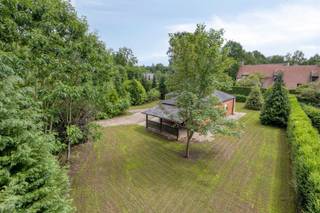 <p><span><span><strong>TE KOOP: Woning met veel potentieel op een perceel van 13a57ca op toplocatie te Bolderberg!</strong></span></span></p><p><span><span>Op een uitzonderlijke hoeklocatie tussen de Dahlialaan en de Lobelialaan bevindt zich deze te renoveren woning op een prachtig perceel van meer dan 13 are.</span></span></p><p><span><span>De absolute troef van dit eigendom is zonder twijfel de ligging. Gelegen in het hart van Bolderberg, één van de meest gewilde woonomgevingen van Limburg, geniet u hier van rust, groen en een uitstekende bereikbaarheid.</span></span></p><p><span><span>Op wandel- en fietsafstand bevinden zich de uitgestrekte natuurgebieden van De Wijers, het land van de 1001 vijvers, evenals het prachtige Domein Bovy met zijn wandelroutes, horecazaken en recreatiemogelijkheden. De omgeving staat bekend om haar unieke natuurbeleving, panoramische uitzichten vanaf de Bolderberg en tal van gezellige restaurants en terrassen.</span></span></p><p><span><span>Het perceel biedt tal van mogelijkheden voor wie op zoek is naar een renovatieproject, een ruime gezinswoning of een investering op een toplocatie.</span></span></p><p><span><span><strong>Ligging:</strong></span></span></p><p><span><span>Gelegen op de hoek van de Dahlialaan en de Lobelialaan geniet deze eigendom van een uitzonderlijke ligging in één van de meest gegeerde woonomgevingen van Limburg. Bolderberg staat bekend om zijn groene karakter, rustige woonstraten en unieke combinatie van natuur, ontspanning en bereikbaarheid.</span></span></p><p><span><span>Op korte afstand bevinden zich de prachtige natuurgebieden van De Wijers en Domein Bovy, waar u eindeloos kunt wandelen, fietsen en genieten van de natuur. Daarnaast vindt u in de directe omgeving tal van gezellige restaurants, cafés en recreatiemogelijkheden.</span></span></p><p><span><span>Een locatie waar rust, natuur en levenskwaliteit centraal staan, terwijl winkels, scholen en belangrijke verbindingswegen vlot bereikbaar blijven. Een zeldzame kans om te wonen op een van de mooiste plekjes van Bolderberg.</span></span></p><p><span><span><strong>Indeling:</strong></span></span></p><p><span><span>Inkomhal, apart toilet, slaapkamer, living, veranda, keuken, eetkamer, badkamer met douche, berging.</span></span></p><p><span><span>Er is ook een zolder aanwezig.</span></span></p><p><span><span>Buiten: Overdekte autostaanplaats, grote tuin rondom het huis.</span></span></p><p><span><span><strong>Troeven:</strong></span></span></p><p><span><span>-</span><span>Perceel van meer dan 13 are!</span></span><br /><span><span>-</span><span>Gelegen in het geliefde Bolderberg!</span></span><br /><span><span>-</span><span>Nabij Domein Bovy en De Wijers!</span></span><br /><span><span>-Volledig omheind!</span></span><br /><span><span>-</span><span>Rustige, groene woonomgeving!</span></span><br /><span><span>-</span><span>Tal van wandel-, fiets- en recreatiemogelijkheden in de directe omgeving!</span></span></p><p><span><span><strong>EPC F met certificaatnummer 20260605-0003886713-RES-1</strong></span></span><br /><span><span><strong>G-score: B</strong></span></span><br /><span><span><strong>P-score: B</strong></span></span><br /><span><span><strong>Stedenbouwkundige info: woongebied – bouwvergunning – geen voorkooprecht </strong></span></span><br /><span><span><strong>Bron bewoonbare oppervlakte EPC</strong></span></span></p>