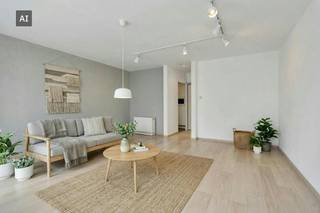 Dit verzorgd gelijkvloers appartement aan de Pastoor Vandenhoudtstraat 3 in Kapellen biedt een ideale mix van comfort, praktische indeling en een centrale ligging. Dankzij de nabijheid van winkels, openbaar vervoer, scholen en belangrijke invalswegen geniet u hier van alle dagelijkse voorzieningen binnen handbereik, terwijl u toch rustig woont.<br /><br />Mits enkele kleine aanpassingen zal u het EPC attest vlot kunnen verbeteren naar een label C. Bekijk onze website voor het proefcertificaat.<br /><br />Via de gemeenschappelijke binnenkoer/tuin bereikt u het appartement. Binnenkomen doet u in de ruime en lichtrijke leefruimte, die kan ingedeeld worden in eet- en zitgedeelte. Verder de tijdloze keuken. <br />Het appartement beschikt over 1 volwaardige slaapkamer met ensuite badkamer voorzien van douche, lavabomeubel en toilet. Tot slot is er nog een praktische berging/technische ruimte met ingemaakt kast en aansluiting voor wasmachine en droogkast.<br /><br />Extra troeven zijn de gemeenschappelijke tuin/koer en de gezamenlijke fietsenberging. <br /><br />Bijzonderheden<br />- Gemeenschappelijke tuin/koer<br />- Gezamenlijke fietsenberging<br />- Dak vernieuwd<br />- Centrale ligging in Kapellen<br />- EPC: 648 kWh/m² (label F) - mits verandering verwarming label C mogelijk<br />- Elektrische verwarming<br /><br />Neem gerust contact op voor meer informatie of een bezoek! 03/666 66 66 of femke.van.helvert@dewaele.com - <br /><br />Dit pand is onderworpen aan de renovatieverplichting van de Vlaamse overheid voor residentiële gebouwen (behoudens bij sloop binnen 5 jaar na de aankoop). Consulteer voor meer informatie de website van het Vlaams Energie- en Klimaatagentschap via https://www.vlaanderen.be/een-woning-kopen/renovatieverplichting-voor-residentiele-gebouwen<br /><br />Bestuursmaatregelen in het maatregelenregister: nee<br /><br />Deze AI-visualisaties zijn bedoeld als inspiratie. Er werd geen rekening gehouden met technische specificaties, stedenbouwkundige voorschriften of de concrete mogelijkheden tot realisatie.