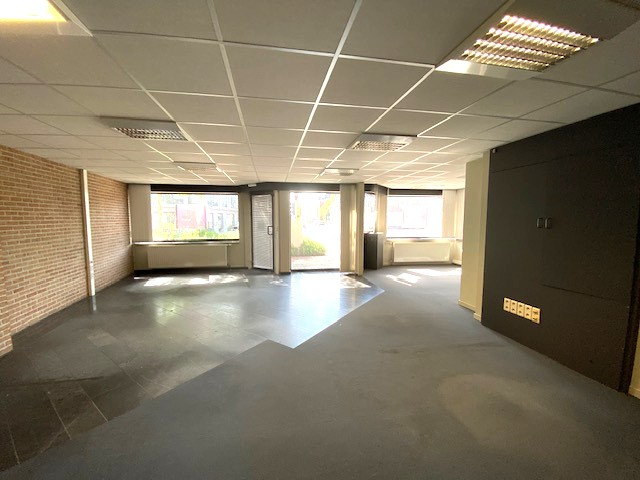 Handelsruimte (+-160m²) met 6 autostaanplaatsen centrum Geel. - foto 3