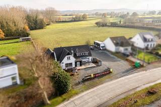 Dit investeringsproject omvat momenteel drie afzonderlijk kadastrale entiteiten.1. Handelshuis op een perceel van 948 vierkante meter. Deze woning is...