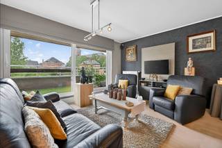 Welkom in Residentie Villa Dell’Arte, hier bieden wij een appartement te koop aan op de 1ste verdieping achteraan.<br /><br />Het appartement bevindt zich op de eerste verdieping en is bereikbaar via lift/trap. De indeling omvat een inkomhal, een lichtrijke en ruime leefruimte met open keuken -met een keukeneiland- uitgerust met hoogwaardige toestellen, twee slaapkamers aan de rustige achterzijde van het gebouw, een praktische berging, een afzonderlijk toilet en een stijlvolle badkamer met inloopdouche.<br /><br />Absolute troef is het uitzonderlijk ruim & mooi zonneterras aan de achterzijde, waar u in alle privacy heerlijk kunt genieten van rust & de zon.<br /><br />Daarnaast beschikt het appartement over een privatieve ondergrondse autostaanplaats is niet in prijs begrepen (€20.000 bovenop de vraagprijs) en een aparte berging.<br /><br />Met zijn energiezuinige EPC-label A, conforme elektriciteit en hoogwaardige afwerking (volledig in parket) is dit appartement volledig instapklaar en voorzien van alle hedendaagse comfort en luxe.<br /><br />Een uitzonderlijke opportuniteit voor wie stijlvol en zorgeloos wil wonen op een toplocatie in Evergem.<br /><br />Wenst u meer informatie of een bezoek ter plaatse? Contacteer ons via 0472/98.16.29 of immovercruysse.verkoop@gmail.com