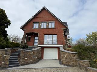 Een bezoekmoment is voorzien op donderdagavond 9 april, u kan online een bezoekinplannen via www.woonkantoor.be.Goed onderhouden villa met prachtig...