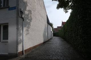 Centraal gelegen garage op de Graatakker: overal dichtbij: ring met Carrefour, oprit naar E 34, stadspark, scholen, bakkers, cinema, apotheek...