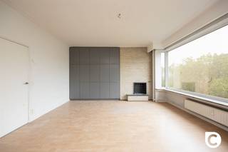<p><span>Te renoveren 1-slaapkamerappartement met groot potentieel !</span></p><p><span> </span></p><p><span>Op zoek naar een renovatieproject met tal van mogelijkheden? Dit te renoveren 1-slaapkamerappartement op de 7de verdieping biedt een mooie opportuniteit voor wie op zoek is naar een eigen woonst die volledig naar smaak kan worden ingericht, of naar een interessante investering met potentieel. Dankzij de ruime leefruimte, de grote raampartijen, het aangename uitzicht vormt dit appartement de ideale basis om een hedendaagse en stijlvolle woonplek te creëren.</span></p><p><span> </span></p><p><span>Locatie</span></p><p><span> </span></p><p><span>Gelegen op de levendige Mechelsesteenweg geniet u hier van een uitstekende bereikbaarheid en een centrale ligging in Antwerpen. In de onmiddellijke omgeving vindt u tal van winkels, supermarkten, gezellige horecazaken en scholen. Ook het openbaar vervoer bevindt zich op wandelafstand, wat zorgt voor een vlotte verbinding naar het stadscentrum en andere delen van de stad.Bovendien bent u in een mum van tijd bij belangrijke invalswegen, wat deze locatie ideaal maakt voor zowel stadsliefhebbers als pendelaars. </span></p><p><span> </span></p><p><span>Ondanks de centrale ligging woont u hier op de 7de verdieping in alle rust en privacy, met een prachtig open uitzicht.</span></p><p><span> </span></p><p><span>Indeling</span></p><p><span> </span></p><p><span>Via de ruime inkomhal van het gebouw bereik je met de vernieuwde lift comfortabel de 7de verdieping.</span></p><p><span> </span></p><p><span>Bij het binnenkomen kom je in de inkomgang, die momenteel casco is afgewerkt. Deze ruimte leent zich perfect tot het creëren van een ruime badkamer, naar wens ensuite aan de slaapkamer of afzonderlijk toegankelijk. Hier krijg je de mogelijkheid om de indeling volledig af te stemmen op jouw eigen woonconcept.</span></p><p><span> </span></p><p><span>Aan de rechterzijde bevindt zich de ruime leefruimte. Dankzij de grote aluminium raampartijen met dubbele beglazing, die zich uitstrekken over de volledige breedte, geniet je hier van veel natuurlijk licht en een mooi, open uitzicht. Een absolute meerwaarde is dat de tussenmuur naar de naastgelegen ruimte geen dragende functie heeft en dus kan worden verwijderd. Hierdoor ontstaat de mogelijkheid om een open keuken te integreren en een ruime, moderne leefruimte te creëren. Ook de aanwezige ingemaakte kasten en de schouw kunnen worden uitgebroken om nog meer ruimte en een strakker geheel te realiseren.</span></p><p><span> </span></p><p><span>Achteraan bevindt zich de ruime slaapkamer, voorzien van een laminaatvloer en voldoende plaats voor een tweepersoonsbed en bijkomende kastruimte. Het aanwezige terras vormt een extra troef.</span></p><p><span>Het appartement is deels casco afgewerkt, waardoor er al een basis aanwezig is om verder op te bouwen. Tegelijkertijd biedt de huidige toestand de vrijheid om de verdere afwerking en indeling volledig naar eigen smaak vorm te geven.</span></p><p><span> </span></p><p><span>Troeven</span></p><p><span> </span></p><ul><li><span>·Mooi uitzicht en aangename natuurlijke lichtinval</span></li><li><span>·Gunstig EPC</span></li><li><span>·Dak conform en geïsoleerd</span></li><li><span>·Vernieuwde lift</span></li><li><span>·Interessant renovatiepotentieel voor eigen bewoning of als investering</span></li><li><span> Individuele kelderberging</span></li></ul><p><span> </span></p><p><span>Ben je op zoek naar een appartement dat je volledig naar eigen wensen kunt transformeren? Dan is dit pand aan de Mechelsesteenweg zeker een bezoek waard. De combinatie van de centrale ligging, het mooie uitzicht, de praktische basis en de vele indelingsmogelijkheden maakt dit een interessante opportuniteit voor wie het potentieel van een renovatieproject weet te waarderen.</span></p><p><span> </span></p>