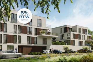 Dit tweeslaapkamer appartement van 89,4 m² op het eerste verdiep beschikt over een inkomhal, een lichtrijke leef- en eetruimte met open keuken en keukeneiland, een afzonderlijk toilet, een praktische berging, een badkamer uitgerust met een dubbele wastafel en een douche en twee slaapkamers. Daarnaast heeft het appartement ook een zuidoostelijk georiënteerd terras van 24 m². <br /><br />Het appartement maakt deel uit van het nieuwbouwproject 'Kruishove' en is gelegen op een boogscheut van het centrum van Kruisem, op de locatie van het voormalige woonzorgcentrum Home Sint-Petrus. Het project bestaat uit luxueuze leefappartementen met één, twee en drie slaapkamers, riante zonneterrassen en uitzicht op het aangelegde binnengebied. <br /><br />Kruishove ligt op wandelafstand van het hart van Kruishoutem met alle nodige voorzieningen zoals een bakker, supermarkt, slager, bank en scholen. Ook op culinair vlak is Kruishoutem tot ver weg gekend vanwege de diverse brasserieën en de sterrenrestaurants zoals Benoit & Bernard Dewitte, Hof van Cleve en In den Hert. Daarnaast geniet deze heuvelachtige gemeente van een centrale ligging tussen Kortrijk, Gent, Waregem en Oudenaarde met een vlotte bereikbaarheid via de E17. Op gebied van recreatie en natuur vindt u zowel het Kordaal- als Lozerbos in de directe nabijheid, net als de talloze fiets- en wandelroutes die de Vlaamse Ardennen te bieden heeft. <br /><br />Voor de architectuur stelden de ontwikkelaars het gerenommeerde architectenbureau Bontinck, onder leiding van John Bontinck, aan. De nadruk werd gelegd op het bekomen van één architecturaal geheel, waarbij er werd gekozen voor riante in- en uitpandige terrassen en dakterrassen voor een speelse variatie in de gevel. Een ontwerp dat bovendien zorgt voor de nodige schaduw op de zuid-gerichte raamvlakken en voldoende kwalitatieve privatieve buitenruimtes. <br /><br />Kruishove onderscheidt zich naast haar centrale ligging en hoogstaande architectuur, door haar erg lage energieverbruik en duurzaam karakter, volledig vrij van fossiele brandstoffen. Zo voorziet men een combinatie van vloerverwarming met geothermische warmtepompen, fotovoltaïsche panelen en een sterke akoestische en thermische isolatie. Dankzij de grote raampartijen en hoge plafonds, bieden de appartementen een open gevoel en een glasheldere verbinding met de collectieve binnentuin en groendaken.<br /><br />Op gebied van afwerking wordt u een hoge standaard aangeboden, zo zijn er ruime budgetten inbegrepen in de prijs om volledig naar uw eigen smaak de beste keuzes te maken voor wat betreft de sanitaire toestellen, uw keuken, de binnendeuren en de vloerbekleding.<br /><br />Tot slot worden er voldoende autostaanplaatsen en kelderbergingen voorzien alsook een collectieve fietsenberging, dit voor een optimaal comfort van alle bewoners. <br /><br />Verlaagd BTW-tarief van 6% mogelijk op de volledige constructiewaarde, nu ook voor investeerders mits min. 15 jaar verhuur.<br /><br />Op zoek naar een comfortabel leefappartement met een gunstige ligging in het centrum van Kruisem? Een persoonlijke, vrijblijvende afspraak kan via guillian@landbergh.be of 09 278 78 79.