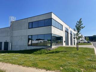 <p><span>Dit moderne KMO pand van 325 m² is gelegen in Business Park Aero, een recent bedrijvenpark vlak bij de luchthaven van Charleroi. Je huurt hier een functionele en flexibele bedrijfsruimte op een strategische locatie, ideaal voor de groei van je onderneming.</span><br /><br /><span>Het bedrijvenpark is volop in ontwikkeling. Fase 1 en 2 zijn volledig uitverkocht en verschillende ondernemingen zijn hier al actief. Je vestigt je in een professionele omgeving met een sterk ondernemersnetwerk.</span><br /><br /><span>Troeven</span><br /><span>- 325 m² polyvalente bedrijfsruimte</span><br /><span>- privatieve parking</span><br /><span>- aparte inkom</span><br /><span>- geschikt voor diverse KMO activiteiten</span><br /><br /><span>Ligging</span><br /><span>- directe aansluiting op E420 en N568</span><br /><span>- ten zuidwesten van de luchthaven van Charleroi</span><br /><span>- 15 minuten van centrum Charleroi</span><br /><span>- 23 km van Nijvel en 25 km van La Louvière</span><br /><br /><span>Supermarkten, restaurants, banken en tankstations bevinden zich in de onmiddellijke omgeving.</span><br /><br /><span>Adres: Rue de Bordeaux, 6040 Charleroi</span><br /><br /><span>Interesse?</span><br /><span>Bel +32 472 89 60 18 voor meer info of een bezoek ter plaatse.</span></p>