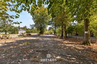 Voor meer info en foto’s, surf naar www.swevers.be – Aan de Hospitaalstraat 70 lot 2 in Koersel bevindt zich deze bouwgrond van 366 m². Een interessante kans voor wie een eigen nieuwbouwwoning wil realiseren en zelf keuzes wil maken op het vlak van indeling, materialen en afwerking. Het perceel is 10 meter breed, circa 30,64 meter diep en oostelijk georiënteerd, waardoor u ’s morgens geniet van aangenaam zonlicht. De afmetingen bieden mogelijkheden voor het bouwen van een halfopen bebouwing, onder voorbehoud van het verkrijgen van de nodige vergunningen. Ook de ligging vormt een belangrijke troef. U woont in een residentiële omgeving met tal van dagelijkse voorzieningen vlakbij. Winkels bevinden zich op circa 64 meter, een school op 270 meter en het openbaar vervoer op ongeveer 500 meter. Voor ontspanning hoeft u amper 50 meter te gaan en restaurants liggen op circa 800 meter. Bovendien bevindt de dichtstbijzijnde snelweg zich op ongeveer 4 kilometer, waardoor omliggende gemeenten en steden vlot bereikbaar zijn. Deze bouwgrond combineert praktische perceelafmetingen, een oostelijke oriëntatie en een gunstige ligging. Een mooie basis voor wie in Koersel een nieuwe thuis volledig naar eigen wens wil bouwen. Voor meer informatie, bel 011 255 155. Bron bewoonbare oppervlakte: EPC – verslag.
