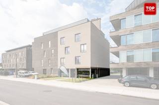 Deze instapklare handelsruimte bevindt zich op het gelijkvloers van residentie Salta, pal aan de levendige Evergemsesteenweg in Wondelgem. Dankzij...