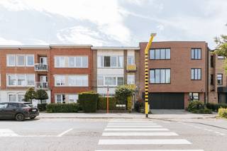<p>Op de grens van Edegem en Mortsel bevindt zich dit instapklare appartement, op de tweede verdieping van een kleine residentie. Het appartement biedt het beste van twee werelden: centraal wonen met alles dichtbij, en toch een aangenaam gevoel van rust. Met het Fort van Edegem & Hof ter Linden in je achtertuin, tal van winkels in Edegem of Mortsel centrum, openbaar vervoer in de straat en een vlotte verbinding richting invalswegen of de stad, is dit een fijne locatie om te wonen.</p><p><br /></p><p>Je komt het appartement binnen via een inkomhal met apart toilet en vestiairekast. Aansluitend bevindt zich een aangename en lichtrijke leefruimte met open keuken, voorzien van een kookeiland. Achteraan ligt de master bedroom met toegang tot een terrasje, van waar je zicht hebt op tuinen en groen. Verder is er nog een tweede kamer, die perfect kan dienen als dressing, bureauruimte of extra kamer.</p><p><br /></p><p>Een ideale opportuniteit voor wie comfortabel en zorgeloos wil wonen op een centrale ligging in Edegem.</p><p><br /></p><p><strong>Troeven: </strong>elektriciteit is conform - beperkte gemeenschappelijke kosten - inclusief 2 kelderbergingen - instapklaar - mogelijkheid tot huren van een achterliggende garagebox.</p><p><br /></p>
