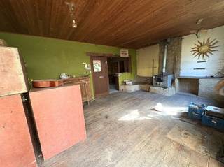 Rustig gelegen te renoveren woning Weg van de straat vinden we deze knusse halfopen woning die wacht op een handige harry. Met een bewoonbare...