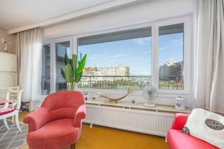 <p><strong>Residentie PANORAMIC C – Westende: instapklare gemeubelde studio met ver zeezicht.</strong></p>
<p>Op een uitstekende ligging in Westende, op wandelafstand van zee en strand, bevindt zich deze charmante en volledig gemeubelde studio in een verzorgde residentie met fietsenberging.</p>
<p>De studio is gelegen op de 2e verdieping en geniet van een aangenaam open zicht met ver zeezicht.</p>
<p>Dankzij de grote raampartijen baadt de leefruimte in het licht en heeft u rechtstreeks toegang tot het terras, waar het heerlijk vertoeven is.</p>
<p>Indeling: inkomhal met vestiairemogelijkheden, lichtrijke leefruimte met zithoek en eetplaats, ingerichte kitchenette, badkamer met douche, toilet en wastafel. Het appartement wordt volledig gemeubeld verkocht, ideaal als tweede verblijf of investering.</p>
<p>Interesse in deze ideale pied-à-terre aan de kust? Contacteer ons voor een bezoek !</p>