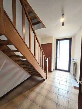 MOOI GERENOVEERDE BEL-ÉTAGE - CENTRAAL GELEGEN (grondoppervlakte 111m² - bewoonbare opp. 163m²): <br />INDELING ALS VOLGT: <br />OP GELIJKVLOERS: inkomhal-trapzaal + apart toilet, ruime slaapkamer of bureau, ruime inpandige garage met berg/wasvoorziening achteraan, achtertuin met terras<br />OP 1STE VERDIEP: trapoverloop met apart toilet, ruime living +/-40m² met videofoon + ruime zijkeuken (+/12m²) met alle toestellen (grote ijskast, kookvuur, dampkap, vaatwas, oven)<br />OP 2DE VERDIEP: nachthal-trapzaal, badkamer met inloopdouche en lavabomeubel-inbouwkasten en aansluiting wasm/droogkast, 3 ruime slaapkamers - de woning is ONMIDDELLIJK BESCHIKBAAR & INSTAPKLAAR (nieuw geschilderd en voorzien van verlichtingsarmaturen)<br />HUURPRIJS: 1250€/m - EPC-score: 83 kWh/m² (A-score)