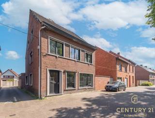 <p>Fraai en centraal gelegen hoekwoning op een steenworp van het centrum van <span><span>Arendonk</span></span> en vlakbij de Nederlandse grens. Deze verrassend ruime woning biedt tal van mogelijkheden en kan met enkele afwerkingen nog volledig naar eigen smaak worden vervolledigd.</p>
<p>Bij het betreden van de woning valt meteen de uitzonderlijk ruime leefruimte op. Deze ruimte deed vroeger dienst voor een kleine zelfstandige en biedt vandaag heel wat mogelijkheden voor wie wonen en werken wil combineren. Een knipoog naar de ondernemers! Aansluitend bevindt zich een aparte bureauruimte, ideaal als thuiswerkplek of praktijkruimte, evenals een gezellige achtergelegen zitkamer die naadloos aansluit op de eetkamer.</p>
<p>De eetkamer grenst aan de recent vernieuwde keuken, die bijzonder smaakvol werd ingericht en voorzien is van alle hedendaags comfort. Naast de keuken bevindt zich een praktische wasruimte/berging. Vanuit de eetkamer heeft u toegang tot de verharde achtertuin met overdekt terras en bergschuur. Ook hier zijn er nog mogelijkheden om verder af te werken of in te richten naar eigen wens. Dankzij het handige achterpoortje geraakt u bovendien eenvoudig met fietsen of vuilcontainers achterom.</p>
<p>Op de eerste verdieping bevinden zich twee ruime slaapkamers en een royale badkamer, opgesplitst in twee delen, die nog deels verder afgewerkt kan worden naar persoonlijke smaak. De tweede verdieping biedt nog extra ruimte met een dressing, twee volwaardige kamers en toegang tot de zolder.</p>
<p>Kortom, een bijzonder veelzijdige woning met veel ruimte, een centrale ligging en tal van mogelijkheden voor gezinnen, zelfstandigen of wie gewoon graag royaal woont.<br /><br />Uw eigendom verkopen? Bel ons voor een gratis en vrijblijvende schatting via 014 48 12 21.</p>