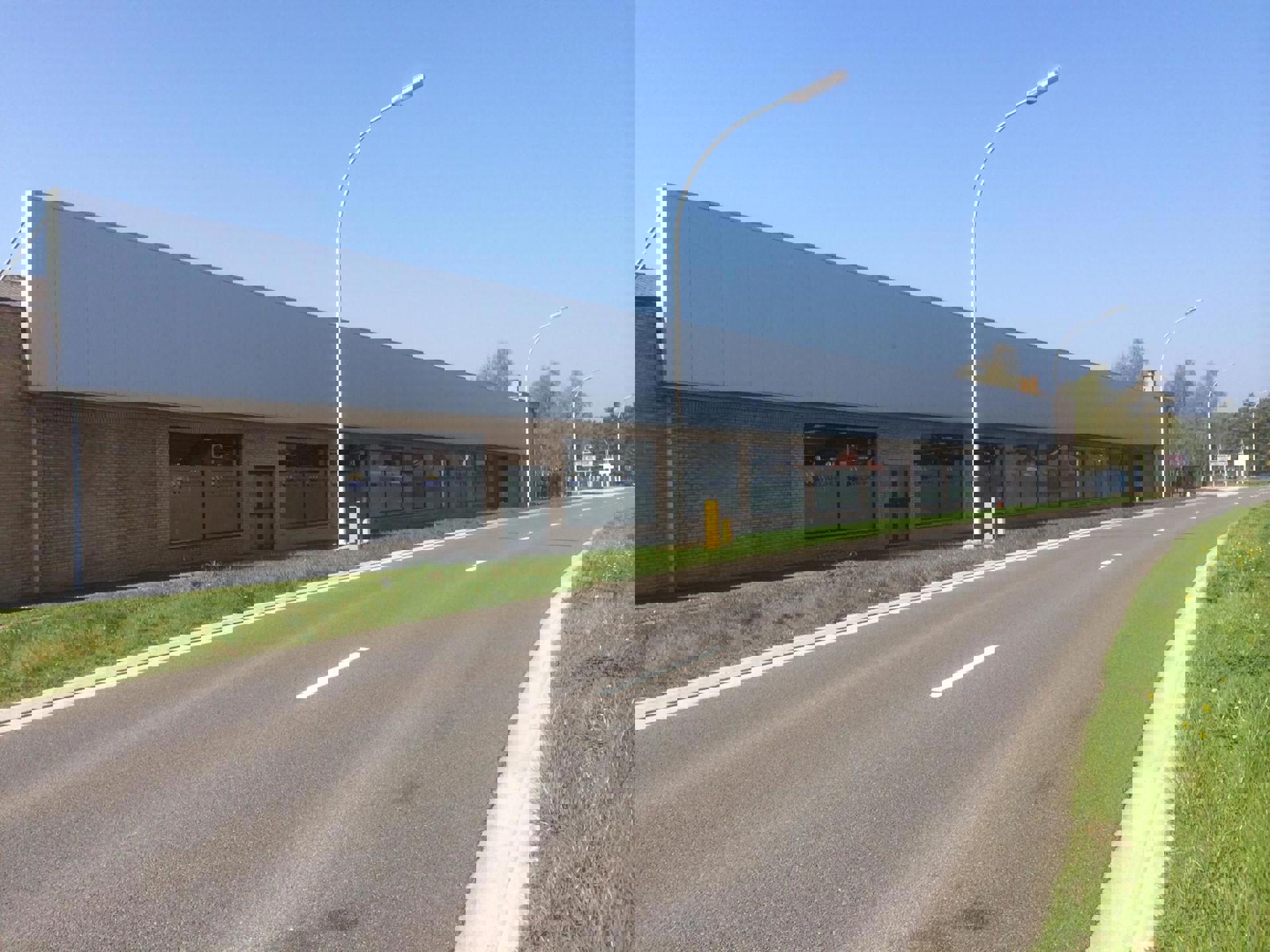 GENK TE HUUR: Grote bedrijfshal-Kantoor-Conciërgewoning - foto 4