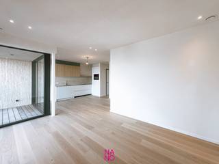 Schitterend nieuwbouwappartement met twee slaapkamers, en een aangenaam open zicht, gelegen in de stijlvolle nieuwbouwresidentie "Maurice" vlakbij Duinenwater en het station van Knokke-Heist.<br /><br />Dit gezellig appartement met ruim terras is gelegen op de eerste verdieping en omvat:<br />Inkomhal met gastentoilet, lichtrijke leefruimte met een gezellige zit- en eethoek, moderne open keuken voorzien van de nodige toestellen, berging en een overdekt buitenterras. Verder zijn er 2 ruime slaapkamers en een mooi afgewerkte badkamer met inloopdouche. Mogelijkheid tot aankoop van een makkelijk toegankelijke autostaanplaats, bereikbaar via een autolift in de residentie. Verkoop onder stelsel van BTW.
