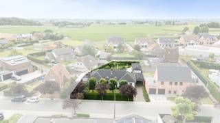 Op een rustige locatie, vlakbij de invalswegen richting Ardooie (E403) en Deinze/Aalter (E40), situeert zich deze ruime villa met een zonnige,...